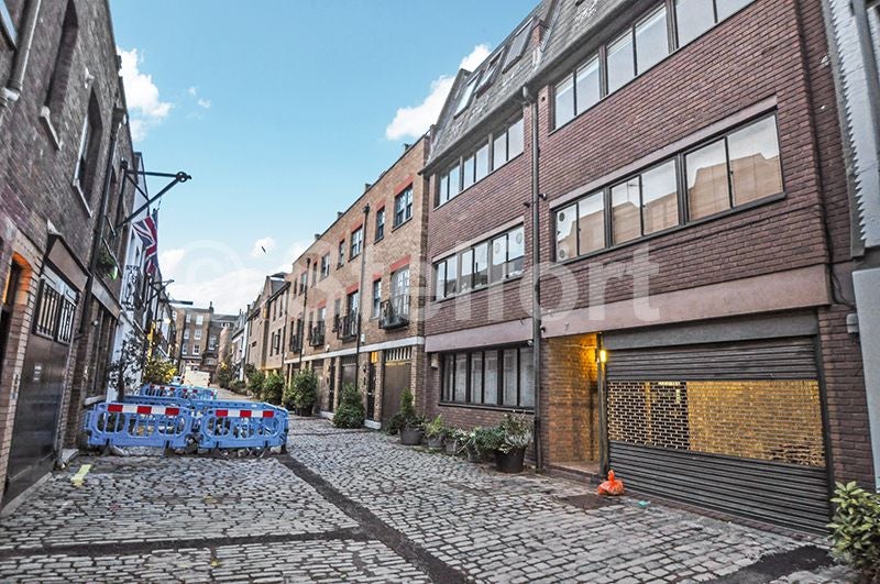 Flat Brownlow Mews in Greater London