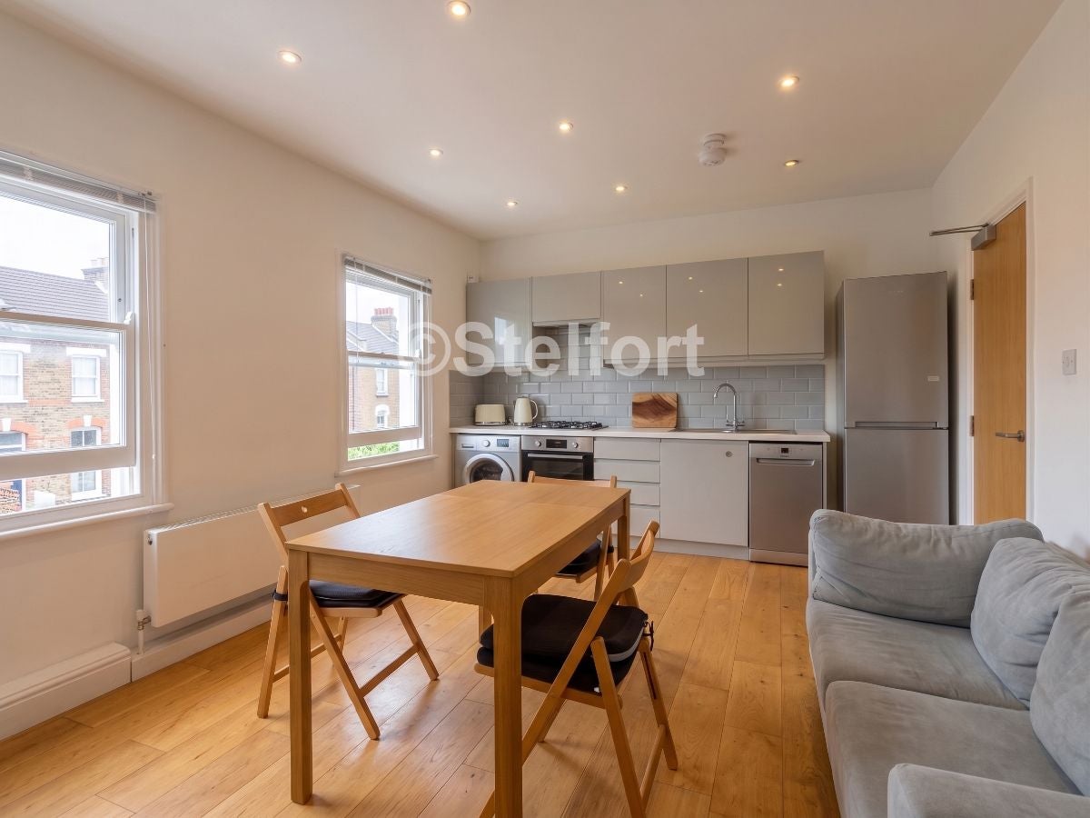 Flat Mayton Street in Greater London