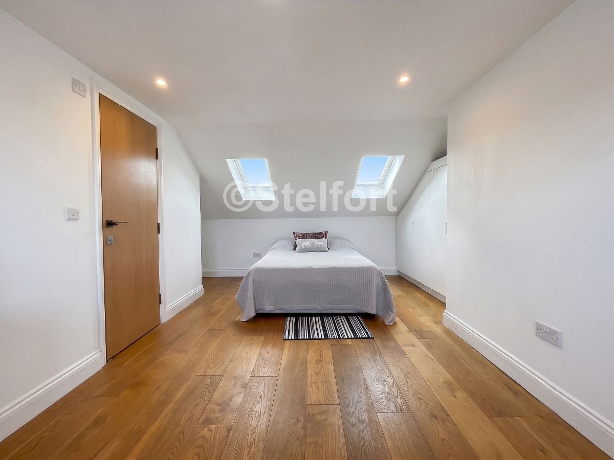 Flat Mayton Street in Greater London