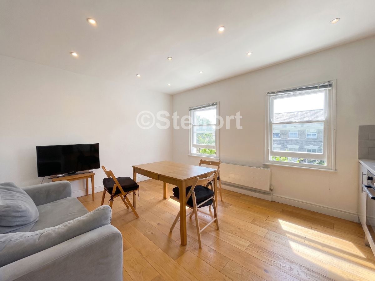 Flat Mayton Street in Greater London
