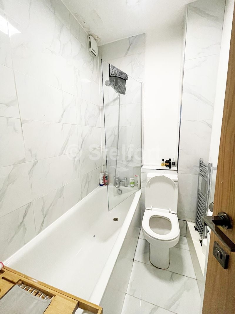 Flat Mayton Street in Greater London