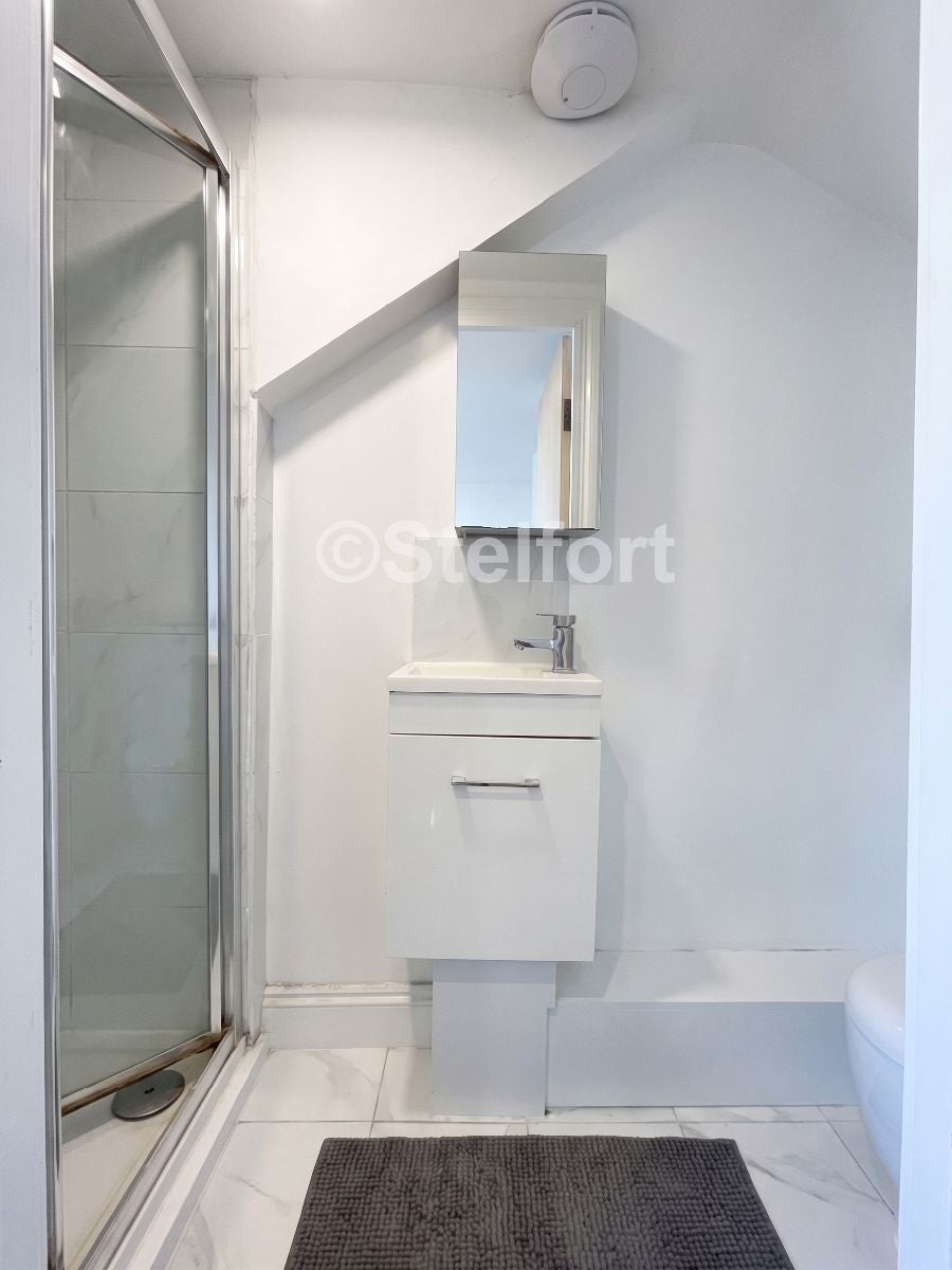 Flat Mayton Street in Greater London