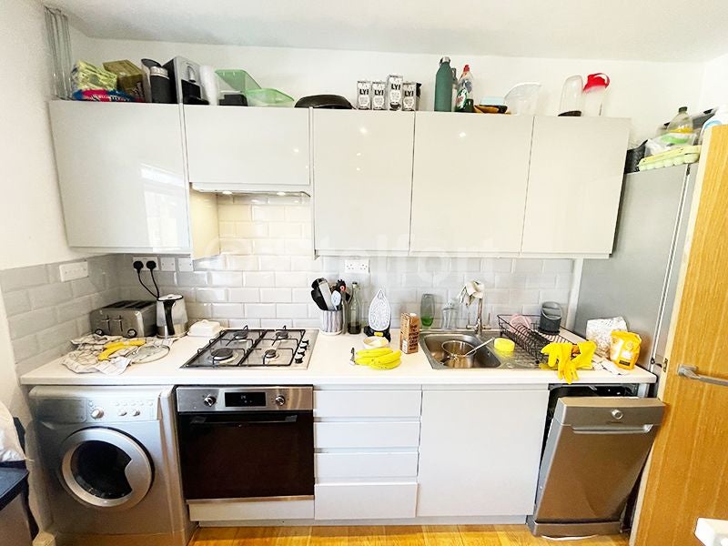 Flat Mayton Street in Greater London