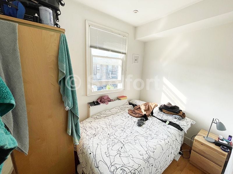 Flat Mayton Street in Greater London
