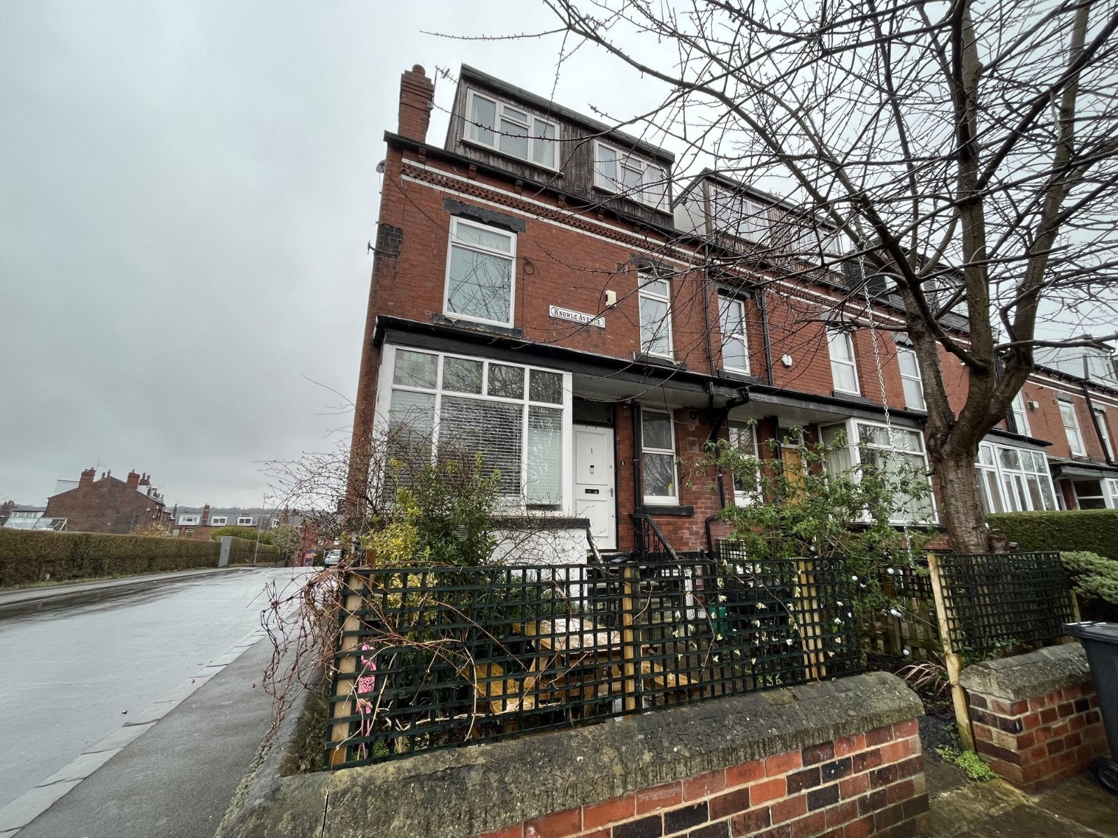 House Knowle Avenue in Leeds
