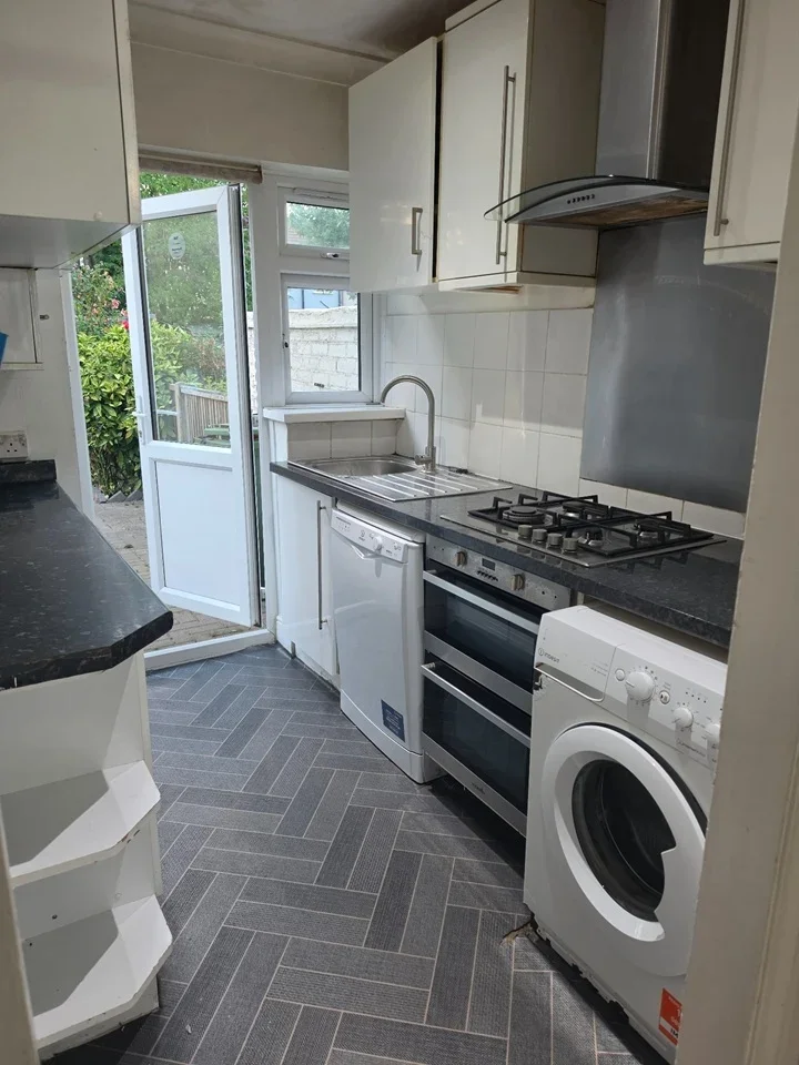 House Rosslyn Avenue in Greater London