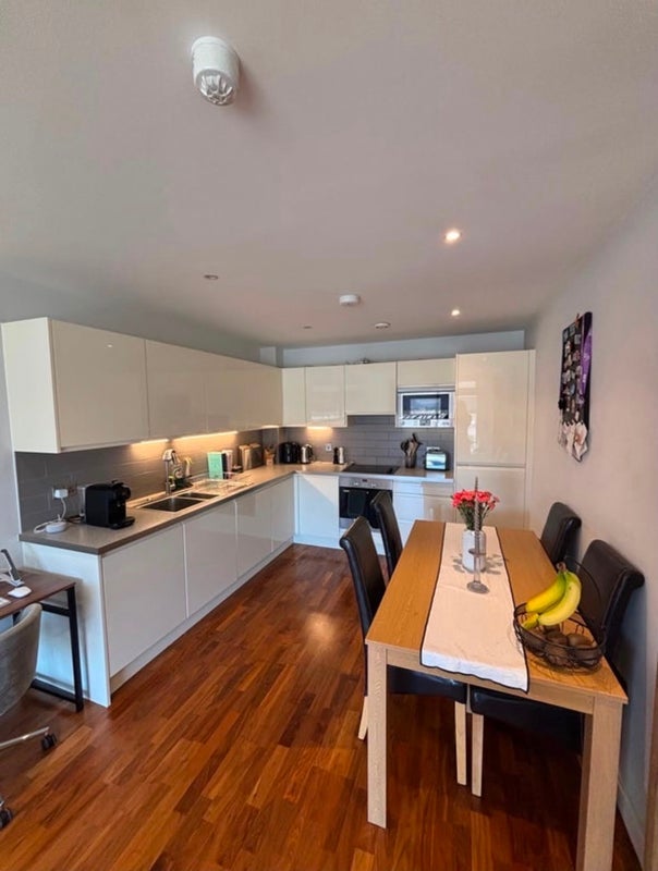 Room Holman Road in Greater London