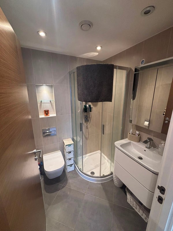 Room Holman Road in Greater London