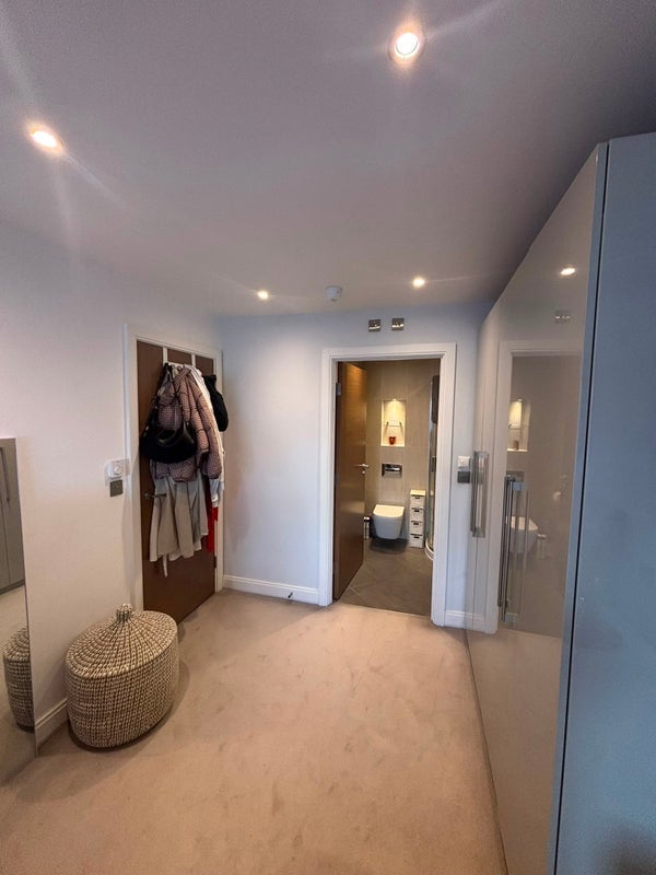 Room Holman Road in Greater London