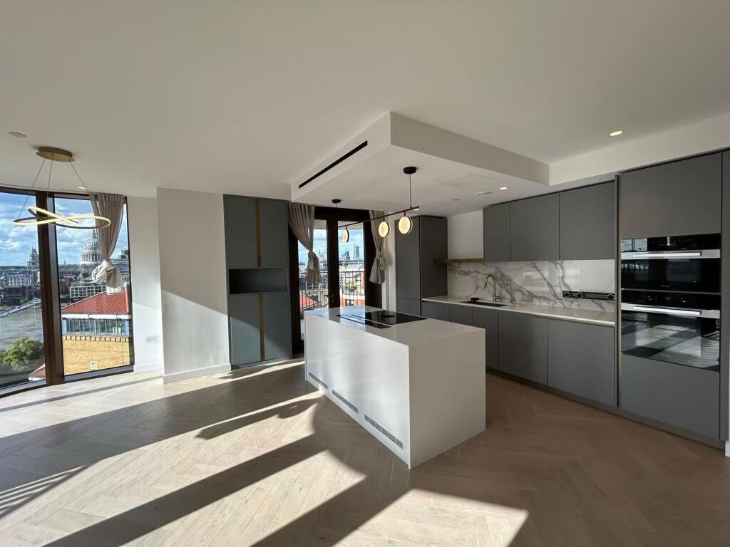Flat Sumner Street in Greater London