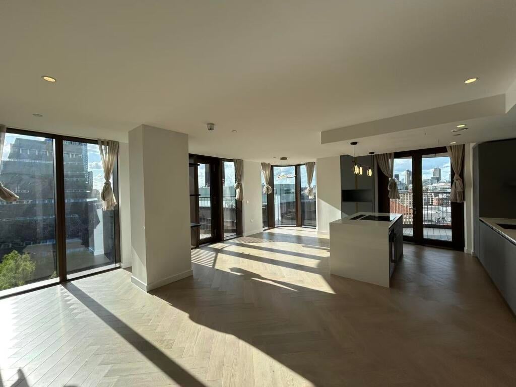 Flat Sumner Street in Greater London
