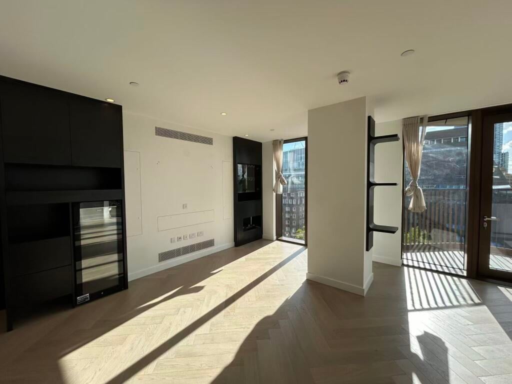 Flat Sumner Street in Greater London
