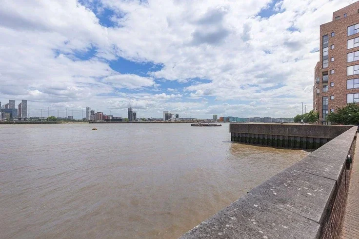 Flat Capstan Square in Greater London