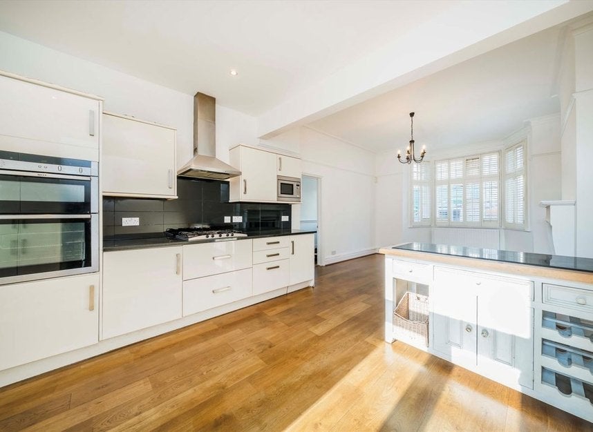 House Guilford Avenue in Greater London