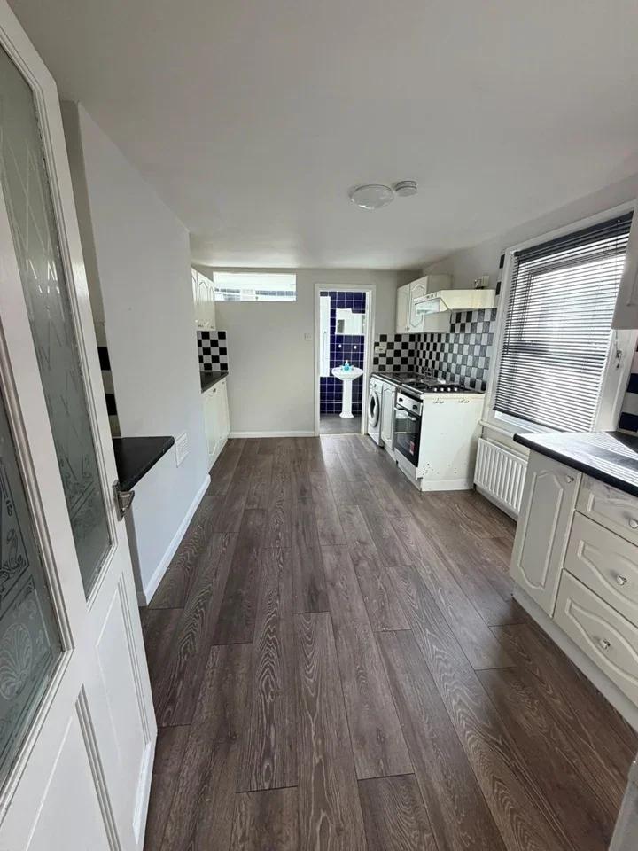 Flat Brookdale Road in Greater London