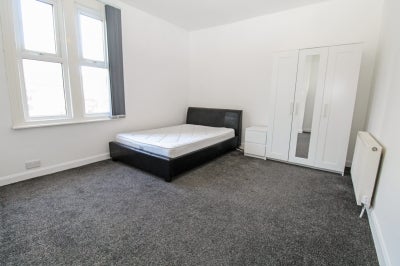 House Wetherby Grove in Leeds