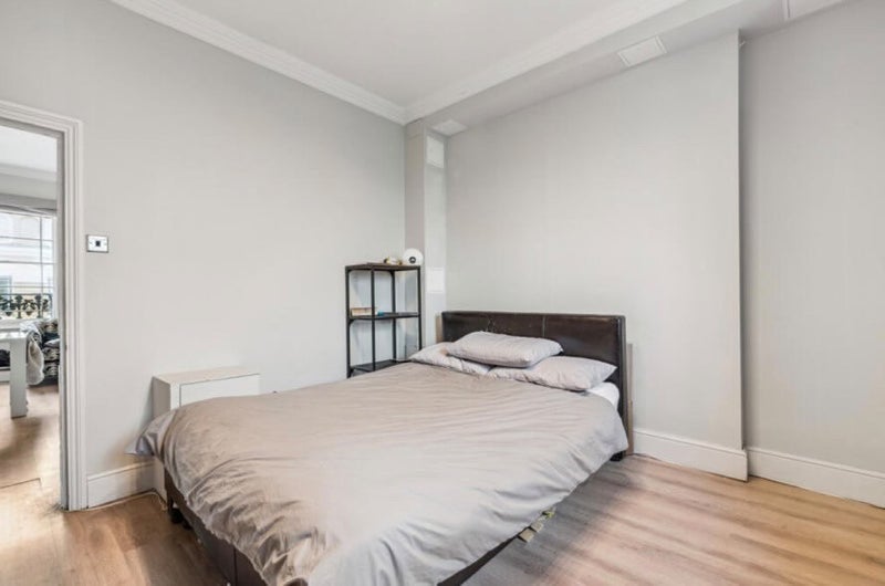 Room Milner Square in Greater London