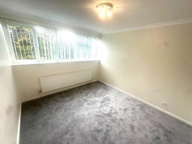 Flat Flather Close in London