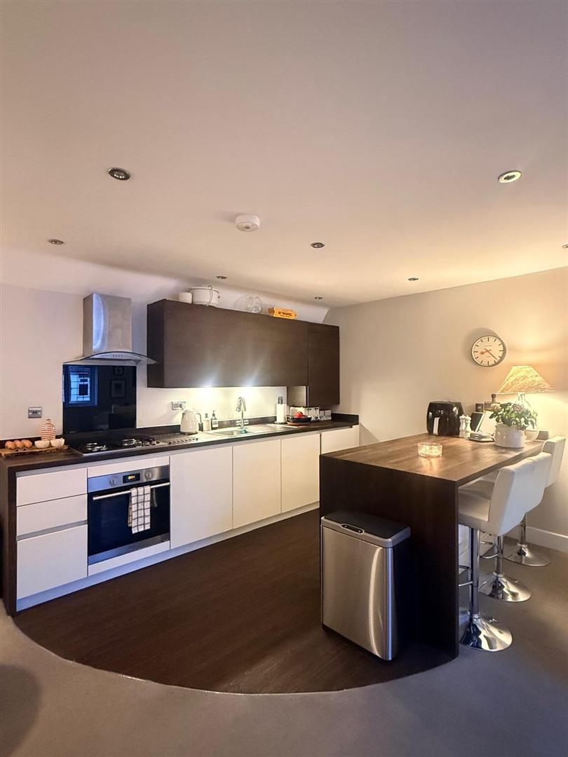 Flat Woodhurst Avenue in Greater London