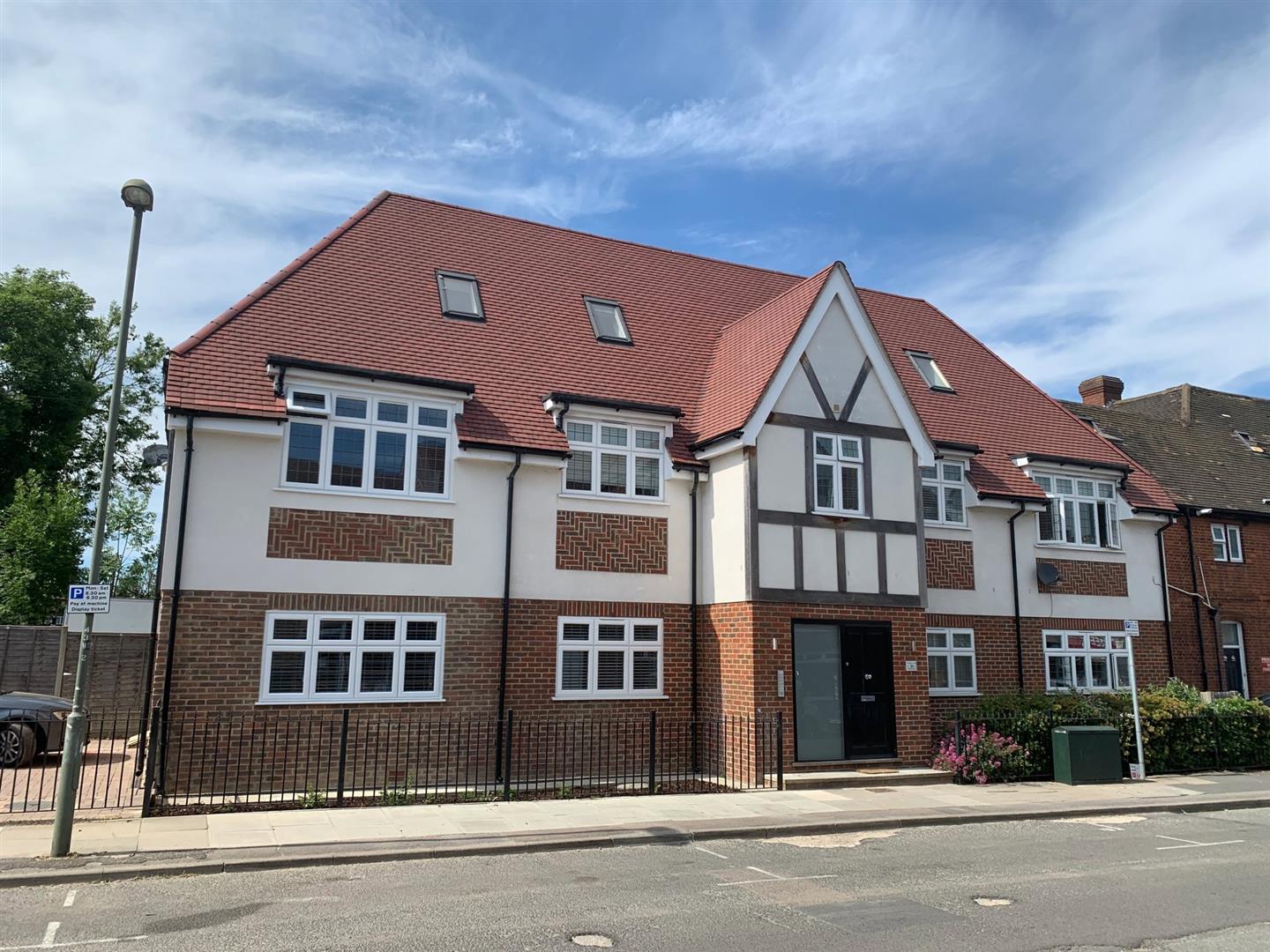 Flat Woodhurst Avenue in Greater London