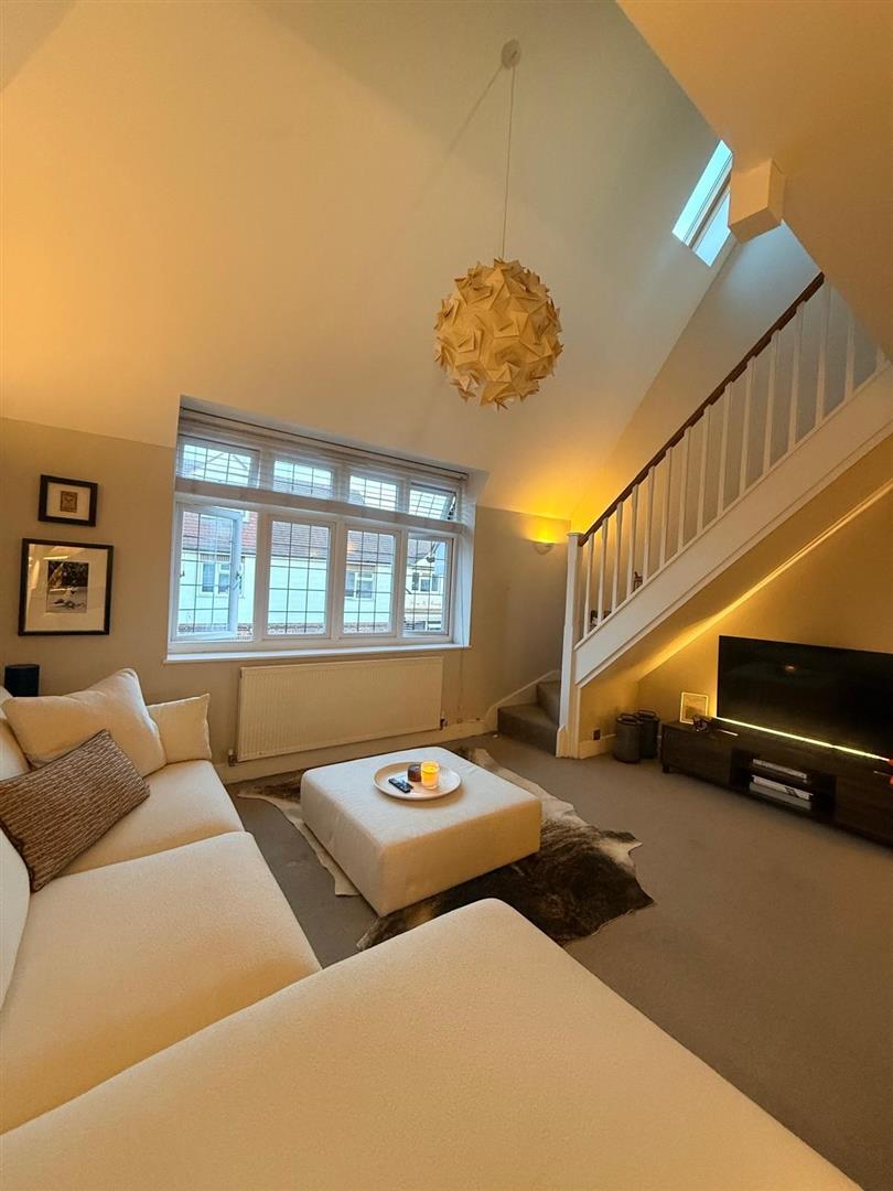 Flat Woodhurst Avenue in Greater London