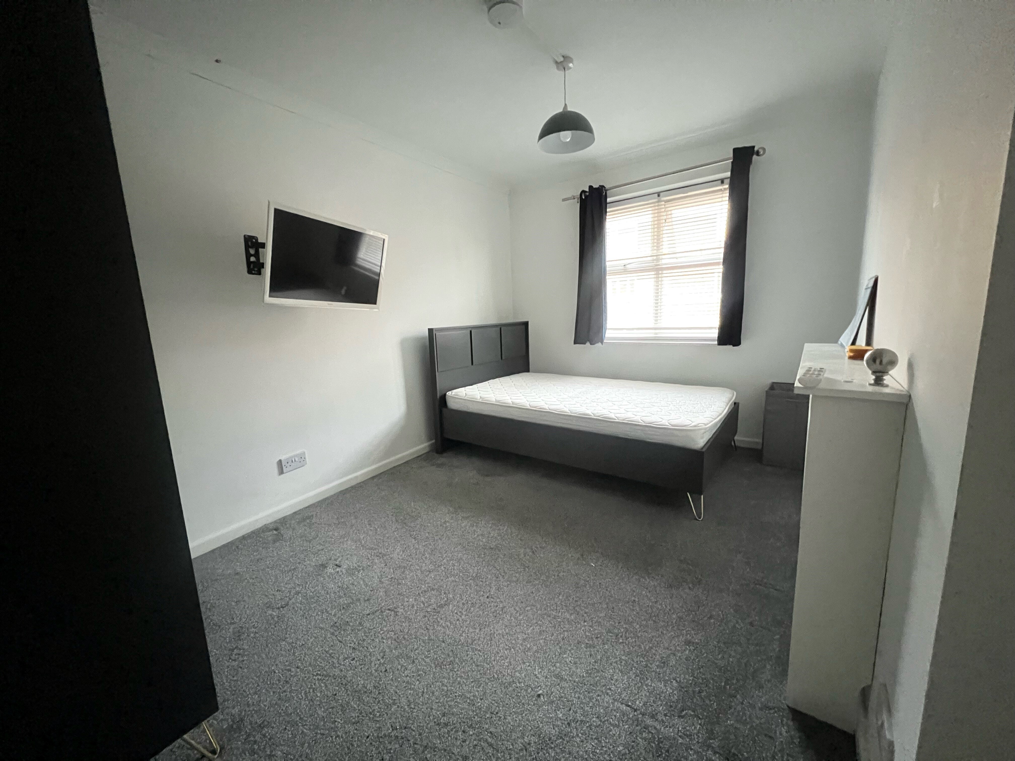 Room Burgoyne Road in Portsmouth