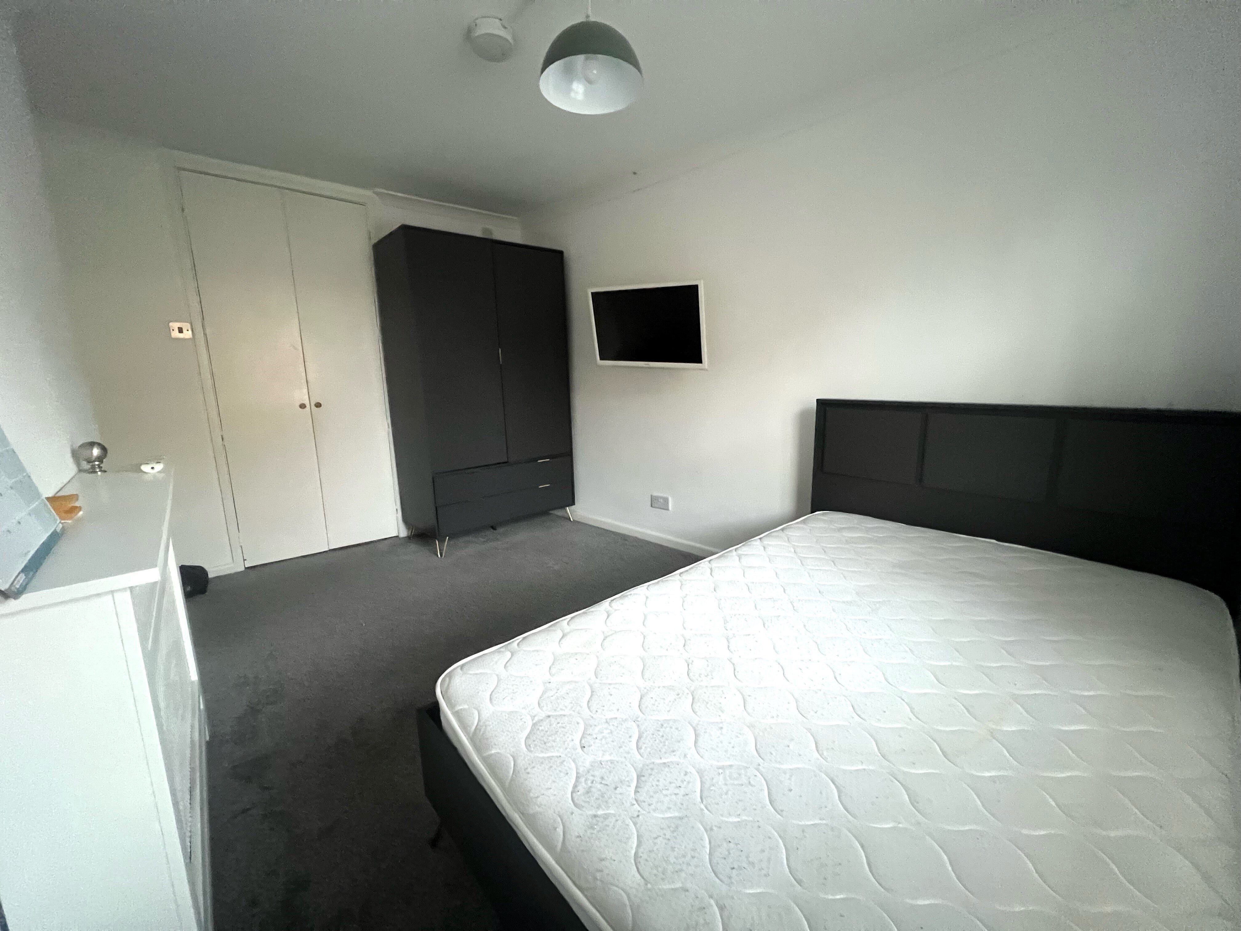 Room Burgoyne Road in Portsmouth
