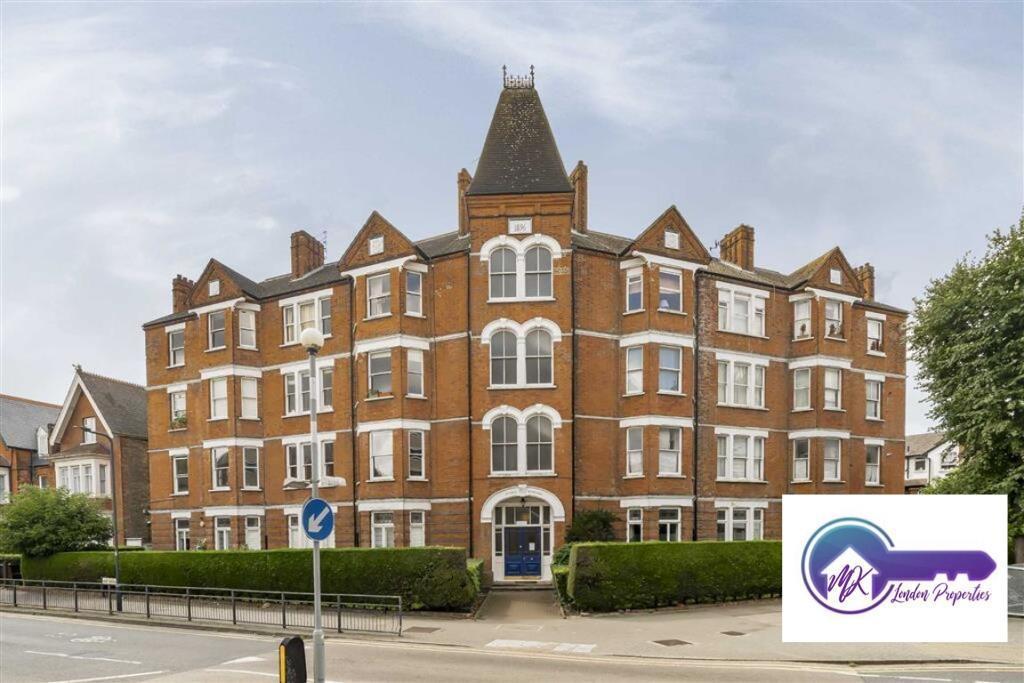Flat Park Avenue in Greater London