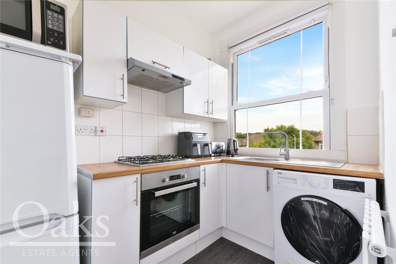 Flat Holmesdale Road in Greater London