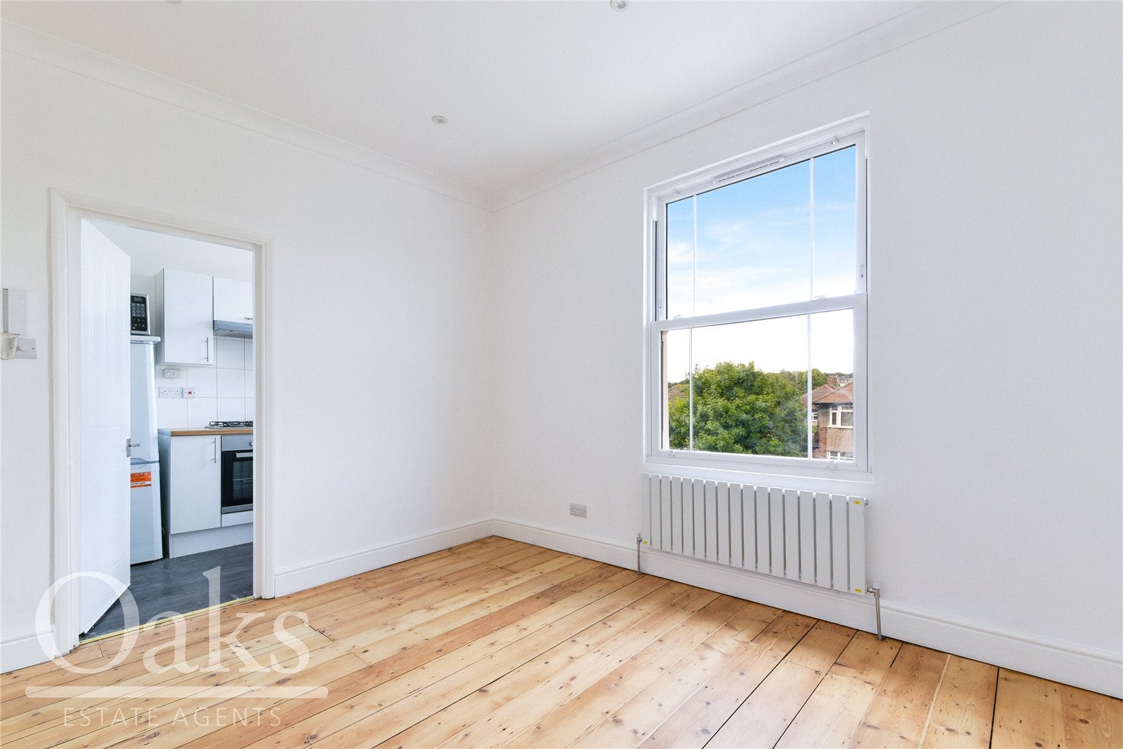 Flat Holmesdale Road in Greater London