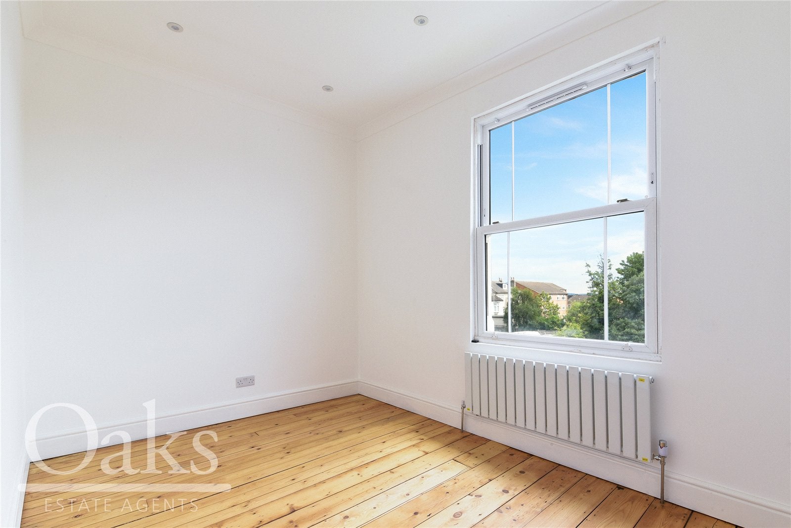 Flat Holmesdale Road in Greater London