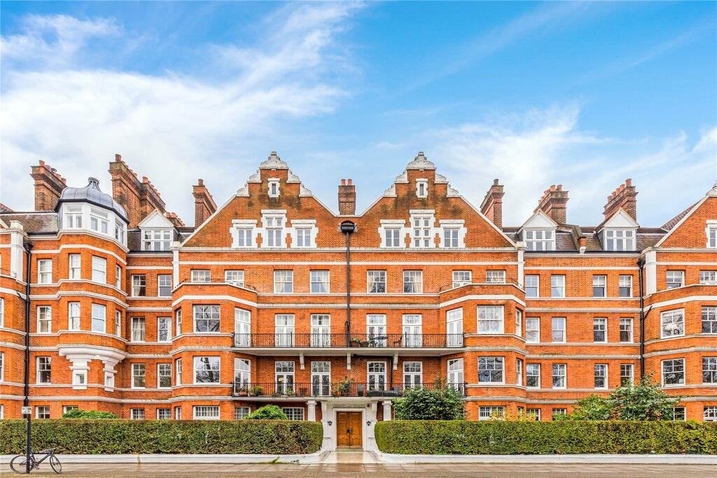Flat Prince of Wales Drive in Greater London