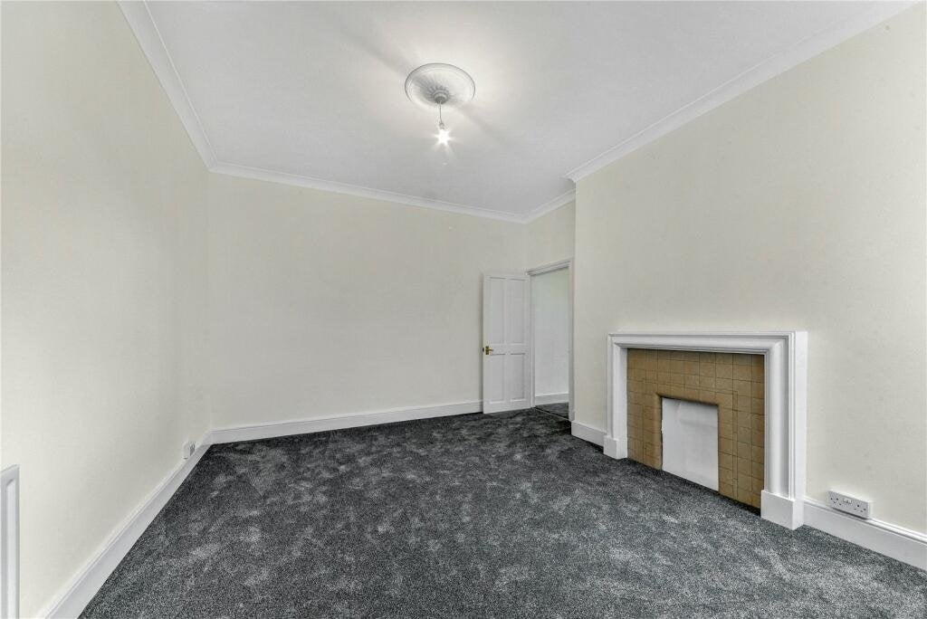Flat Prince of Wales Drive in Greater London
