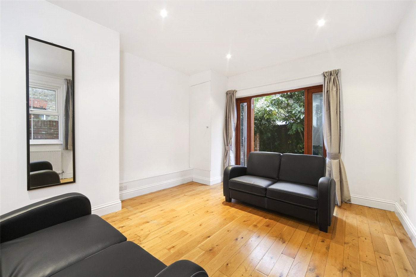 Flat Collingbourne Road in Greater London