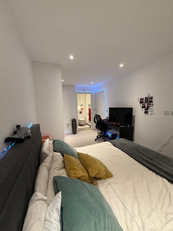Room Bourke Close in Greater London