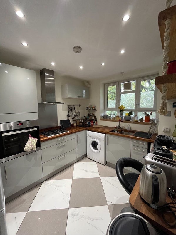Room Aldrington Road in Greater London