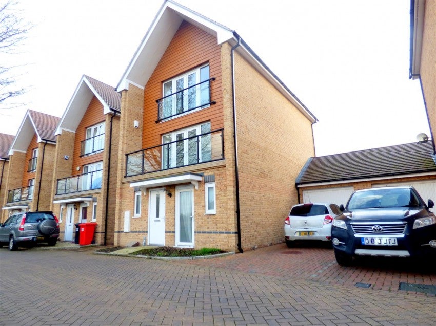 House Edgeworth Close in Slough