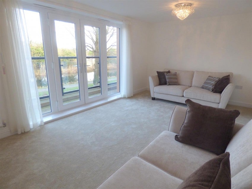 House Edgeworth Close in Slough