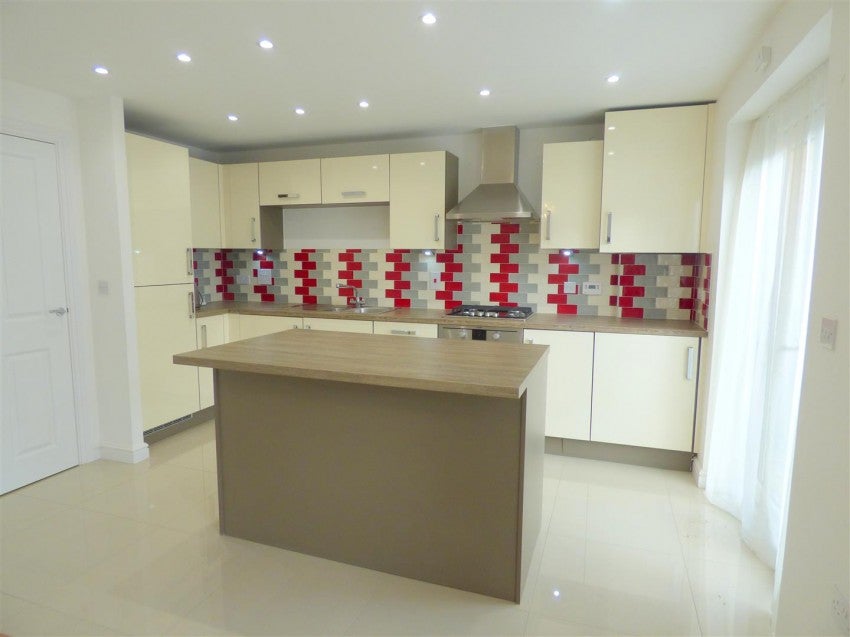 House Edgeworth Close in Slough