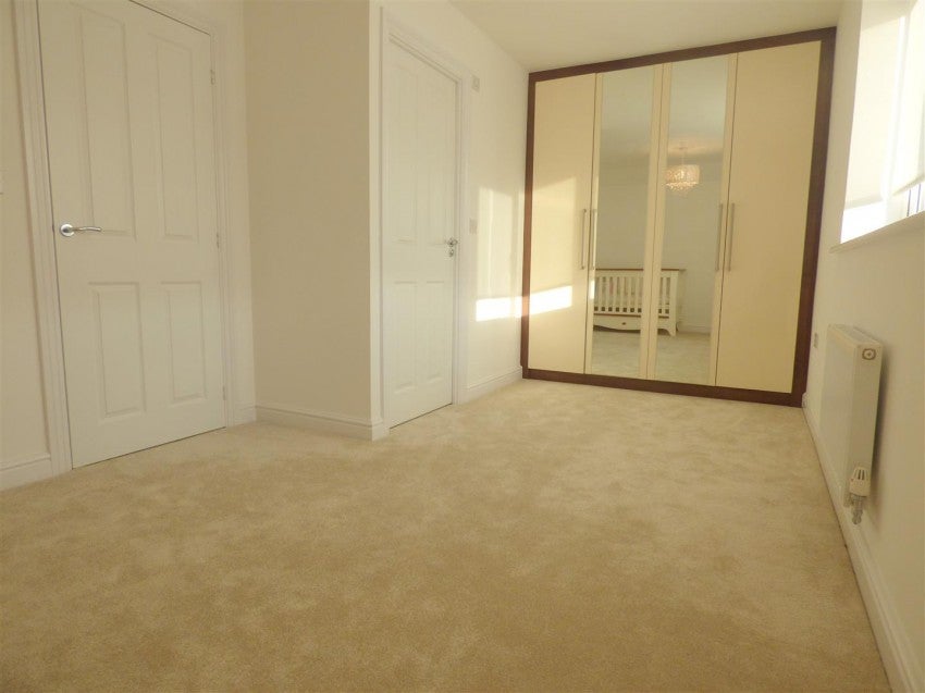 House Edgeworth Close in Slough