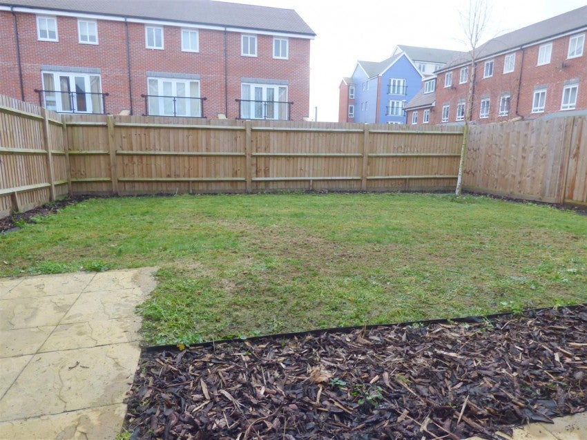 House Edgeworth Close in Slough