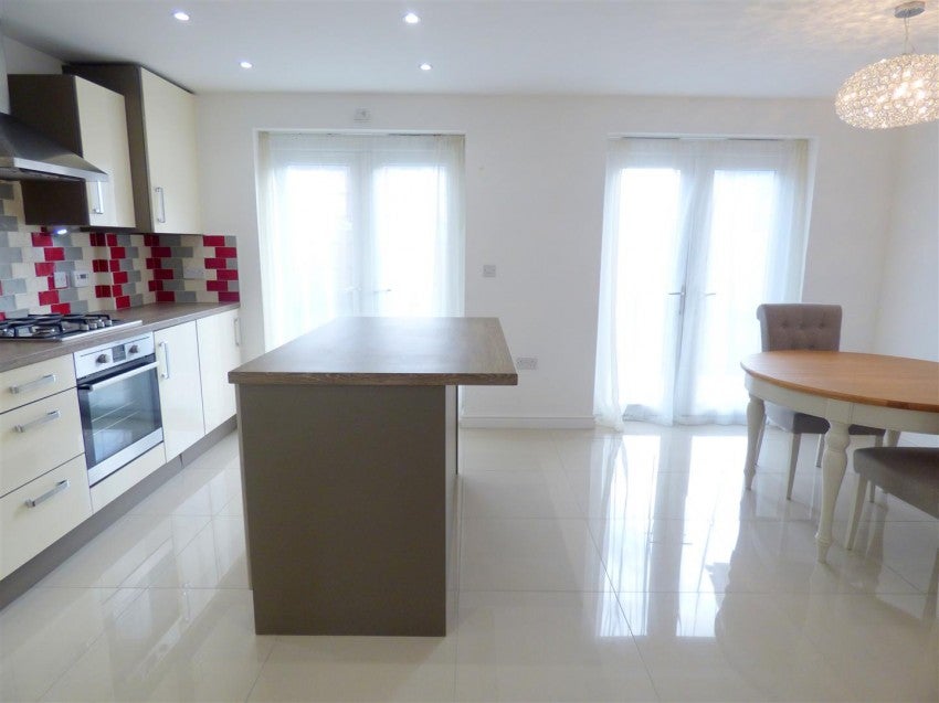 House Edgeworth Close in Slough