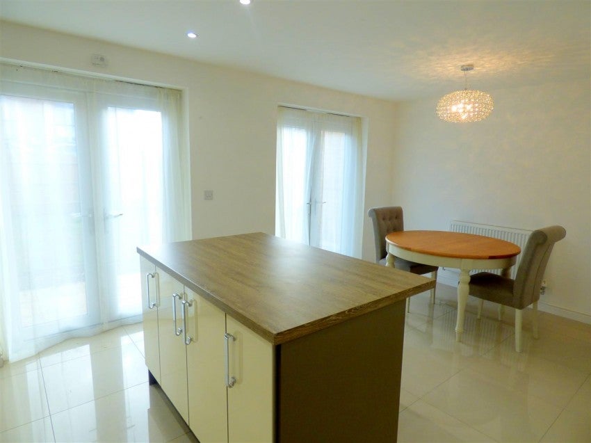 House Edgeworth Close in Slough