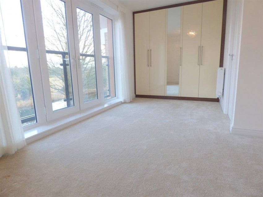 House Edgeworth Close in Slough