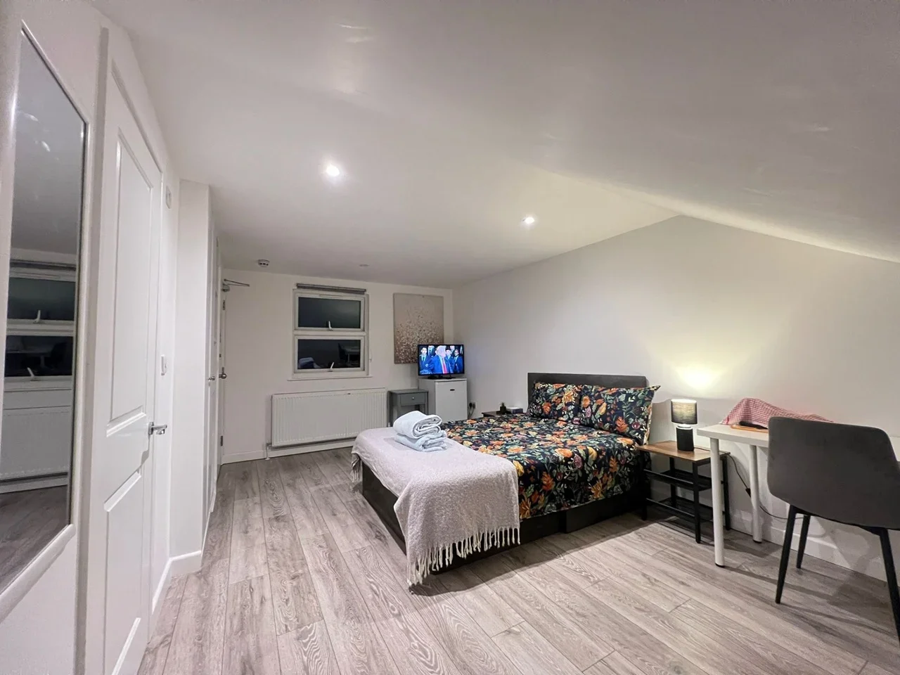 Room Grafton Road in Greater London