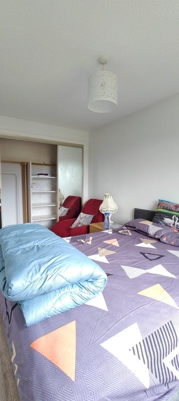 Room Overton Crescent in East Calder