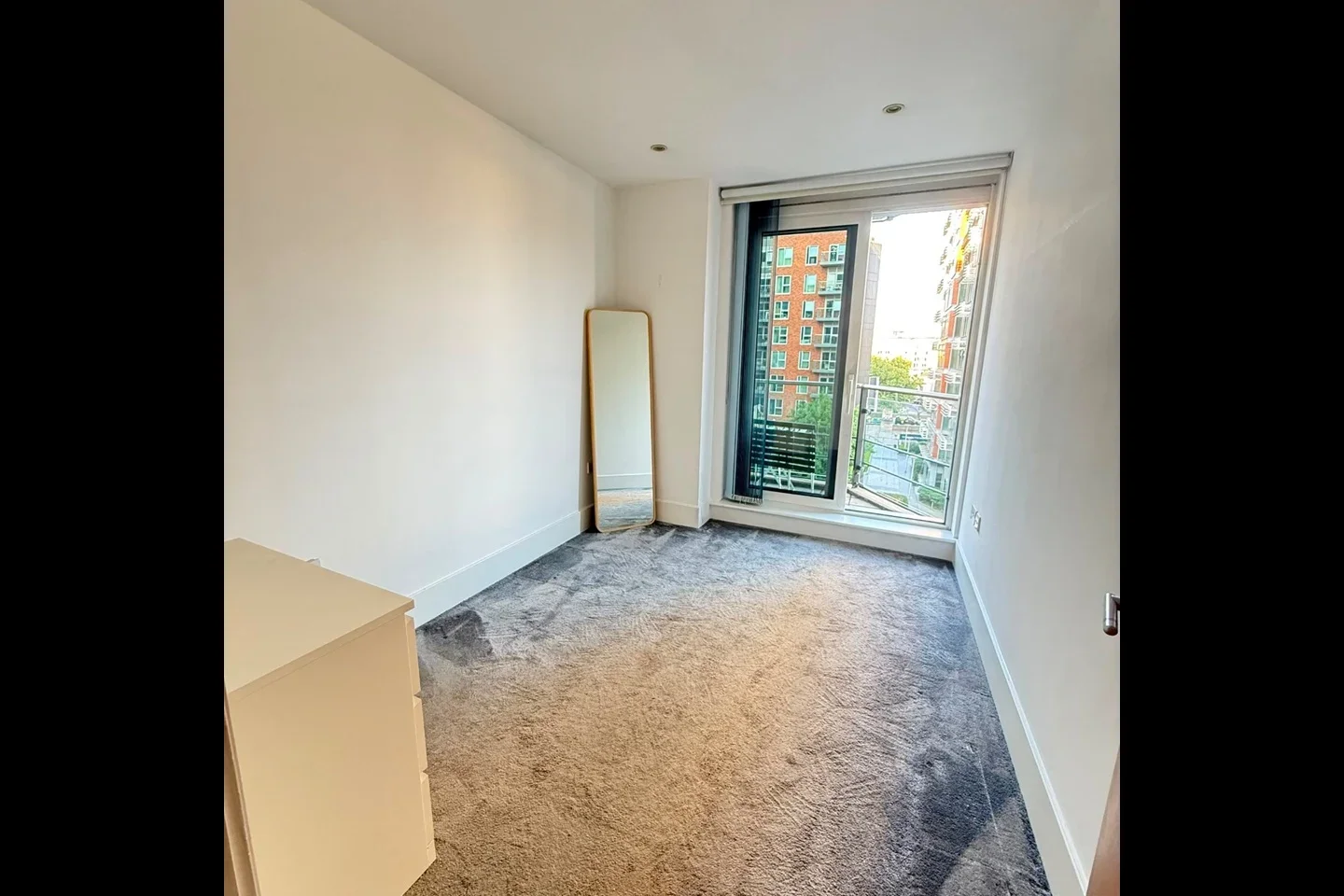 Flat Juniper Drive in Greater London