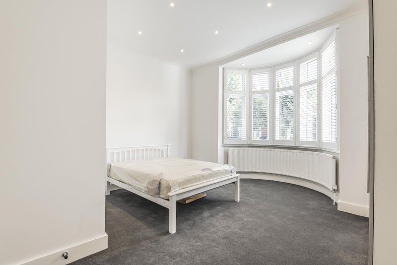 Flat Belmont Road in Greater London
