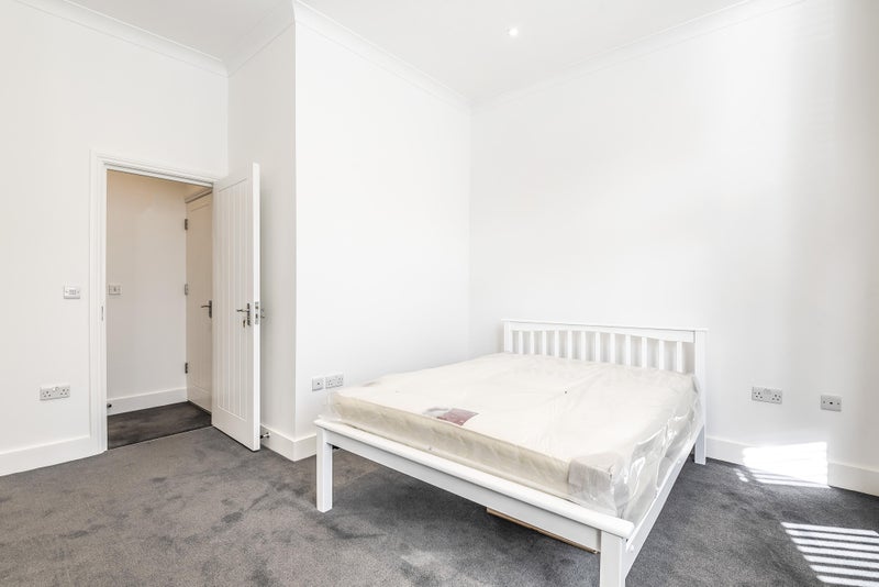 Flat Belmont Road in Greater London