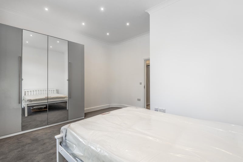 Flat Belmont Road in Greater London